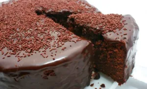 O Melhor Bolo de Chocolate Molhadinho da Sua Vida: Fácil, Fofo e Irresistível